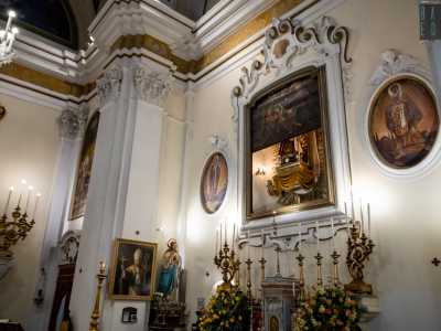 Tutto normale, se non fosse che la tela si solleva elettricamente rivelando una statuetta ottocentesca nascosta in una nicchia: quella del �Bambino Ges� di Praga�